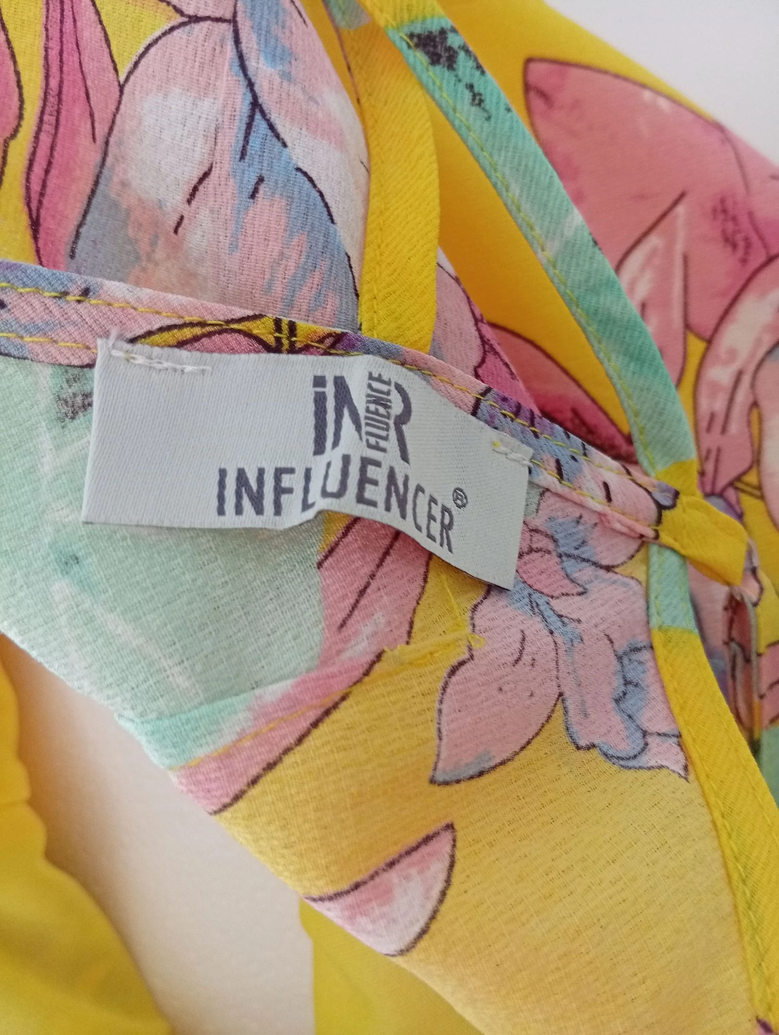 Vestido floral com botões, alças finas e laços cruzados nas costas – photo 3